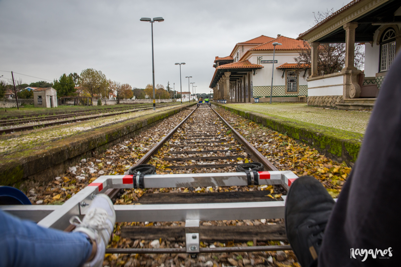 Paseo en bicicleta por las vías del tren de Beirã. 