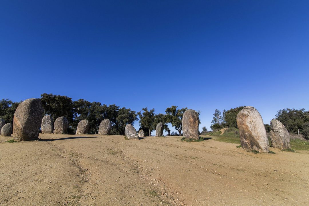El Cromeleque dos Almendres, un tesoro escondido entre alcornoques