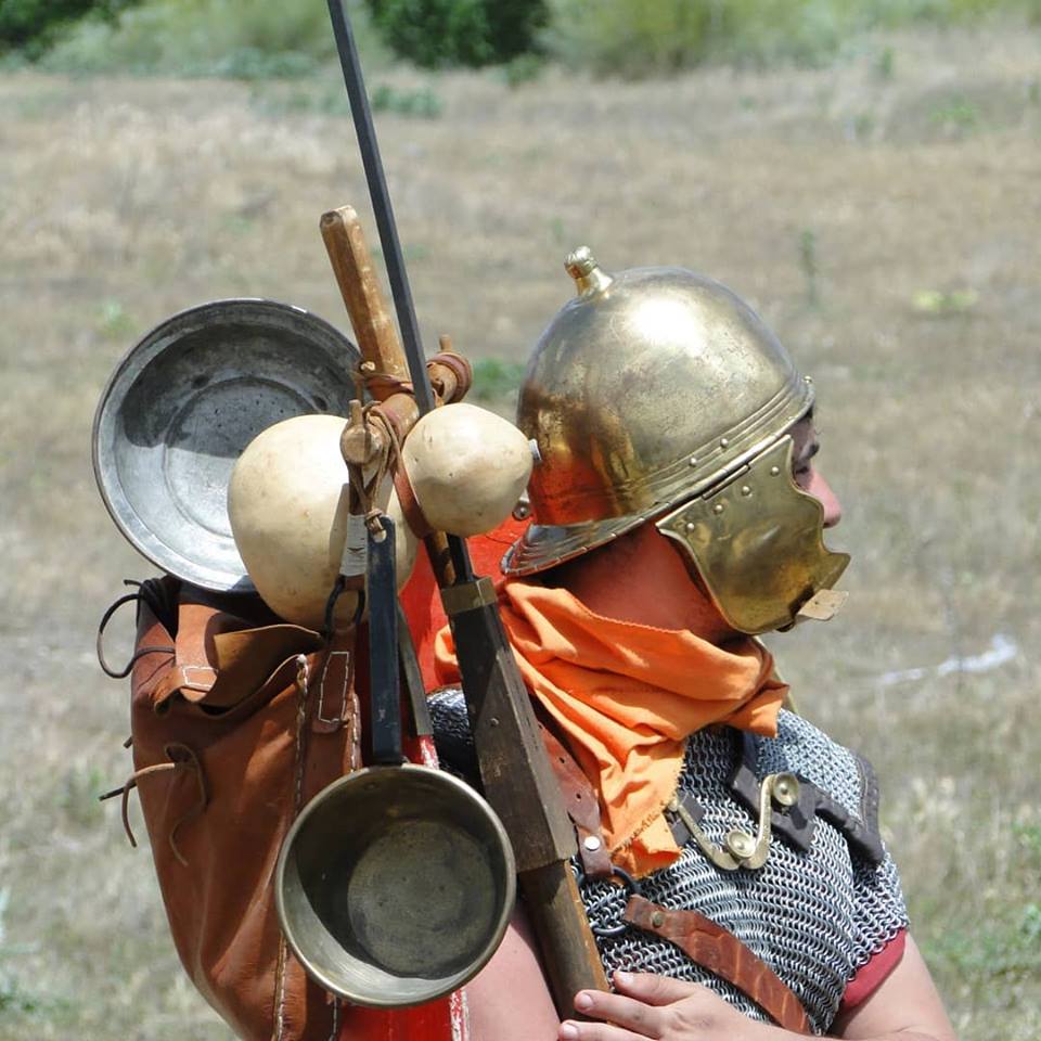 Uno de los socios ataviado de legionario. 