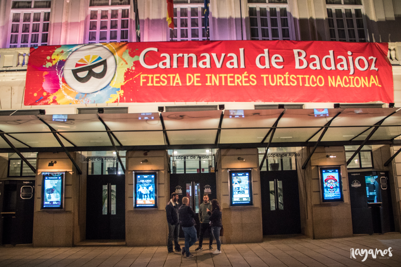 Algunos componentes de Los 3W a las puertas del López. 