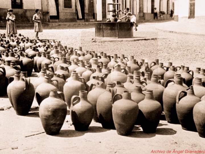 Francisco Saavedra, alfarero de Salvatierra de los Barros ante la atenta mirada de un pequeño. Foto: ASOC. EXTREMEÑA DE ARTESANÍA.