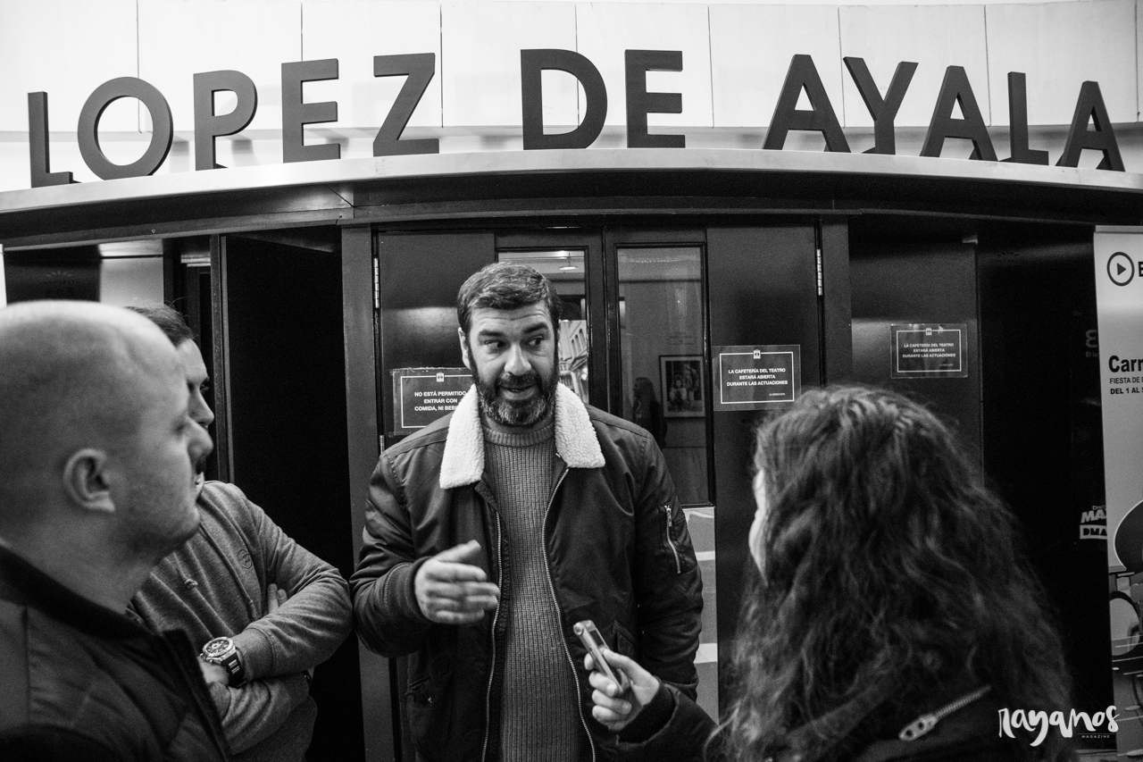 Morrón, guitarra de la murga, en el hall del López de Ayala.